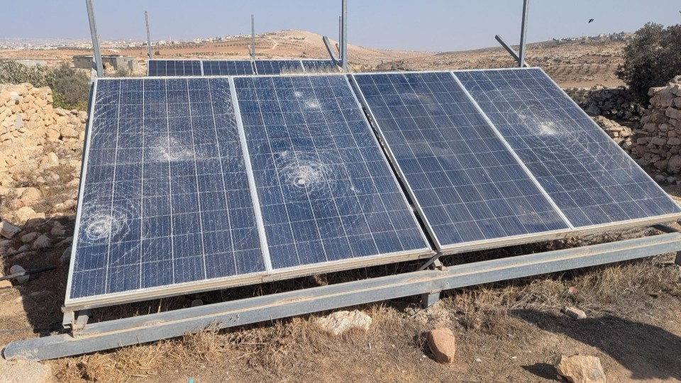 Zerstörte Solarpanele nach einem Siedlerangriff in den South Hebron Hills; © WCC-EAPPI/Rabir
