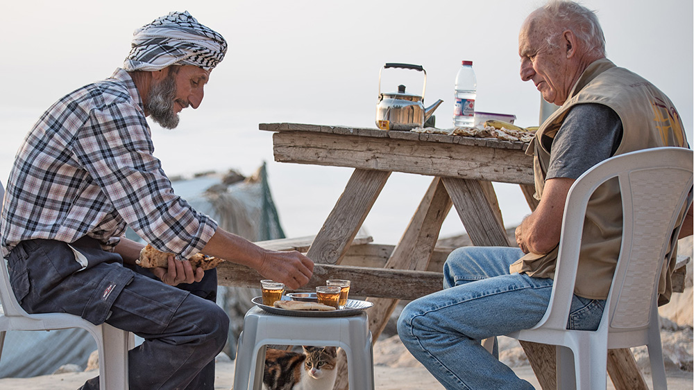 EAPPI – Ein Programm des ÖRK, South-Hebron-Hills-Bir-al-Idd-Breakfast-after-overnight-protective-presence-Abu-Tariq-EAPPI