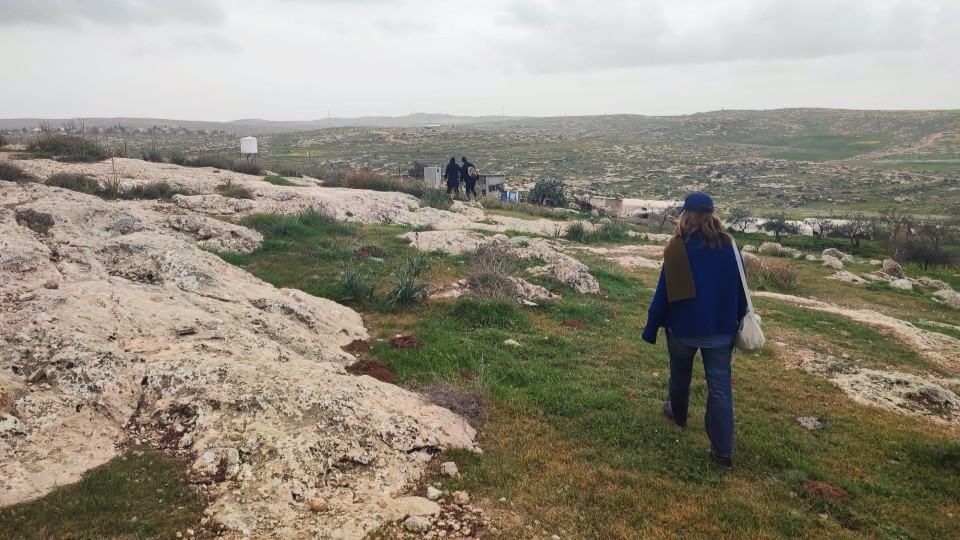 Ökumenische Begleiter:innen auf dem Weg nach Susiya; © WCC-EAPPI/Lee