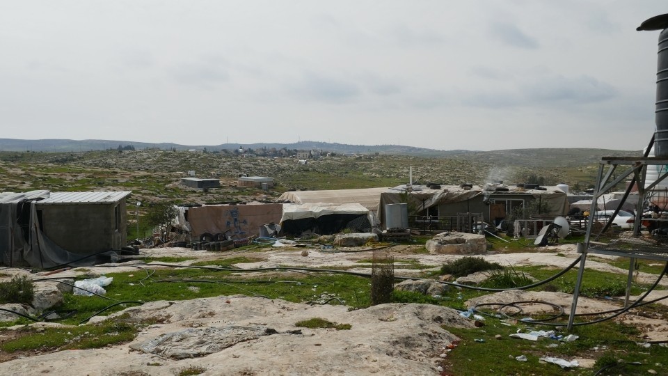 Häuser im Dorf Susiya, auf dem Hügel im Hintergrund liegt die völkerrechtswidrige Siedlung Suseya © WCC-EAPPI/Theo 2022