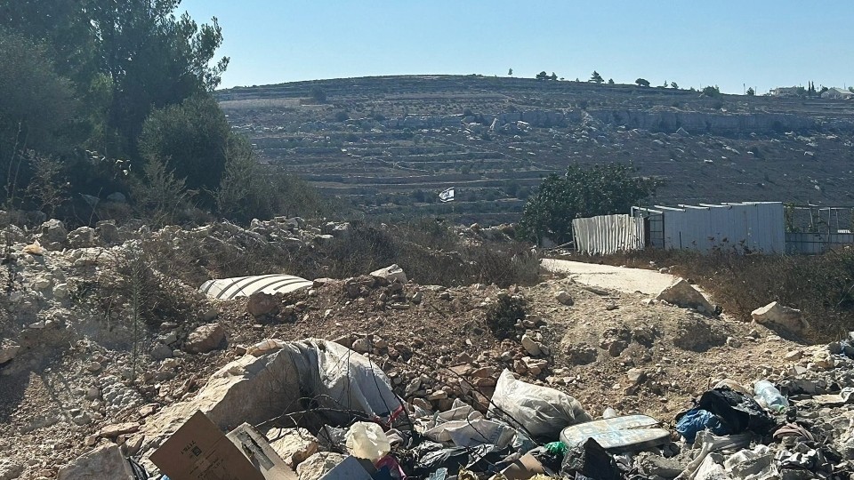 Die Zufahrt zum Tent of Nations aus Richtung Bethlehem wurde schon vor Jahren vom Militär blockiert. Mittlerweile haben Siedler auch hier ihren Anspruch markiert; © WCC-EAPPI/Beate