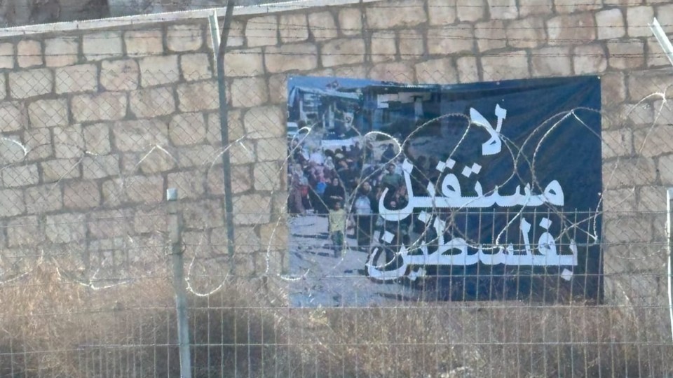 „Keine Zukunft für Palästina“ – Plakat an einer Mauer der Siedlung neben dem Ortsschild der Siedlung Karmel; © WCC-EAPPI/Marvin