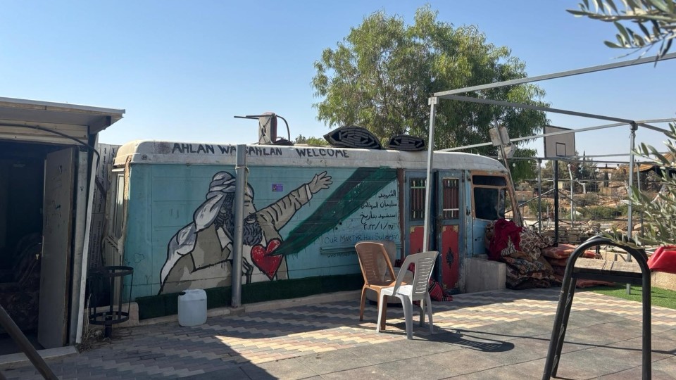 Im Gemeindezentrum von Umm al Kheir: Ein ausrangierter Bus dient als Aufenthaltsraum. © WCC-EAPPI/Marvin