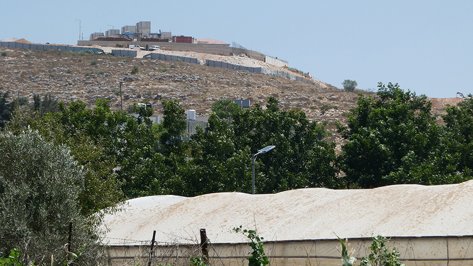 Eine Erweiterung von Beitar Illit wird oberhalb von Wadi Fukin gebaut; Foto © WCC-EAPPI/Sabina