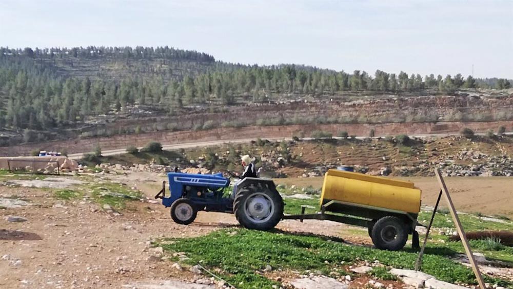 Viele Bäuer:innen und Hirt:innen können die Wasserversorgung nur mit Hilfe von mobilen Tanks sicherstellen; © WCC-EAPPI